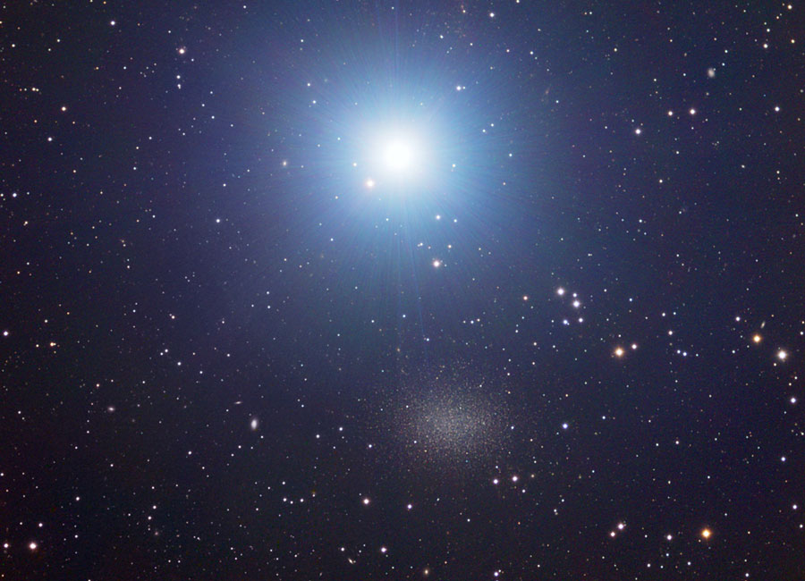 La brillante étoile Regulus à côté de la galaxie naine Leo I