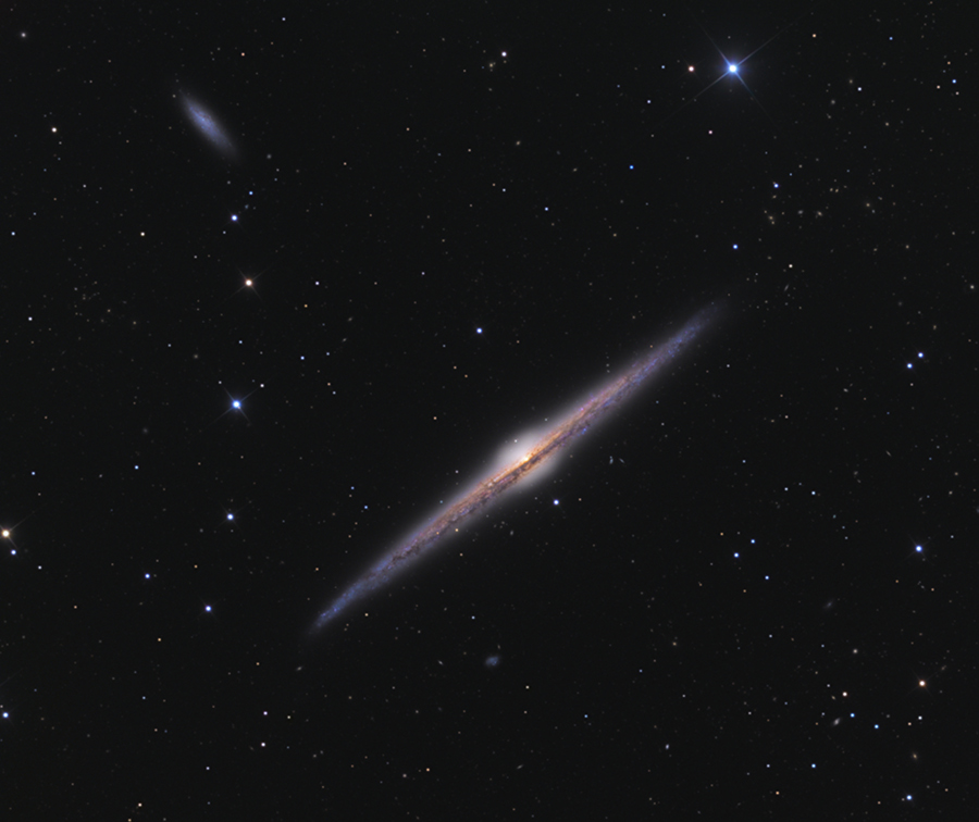 NGC 4565, galaxie vue par la tranche