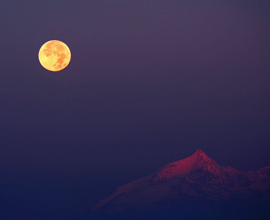 La Lune du Chasseur sur les Alpes