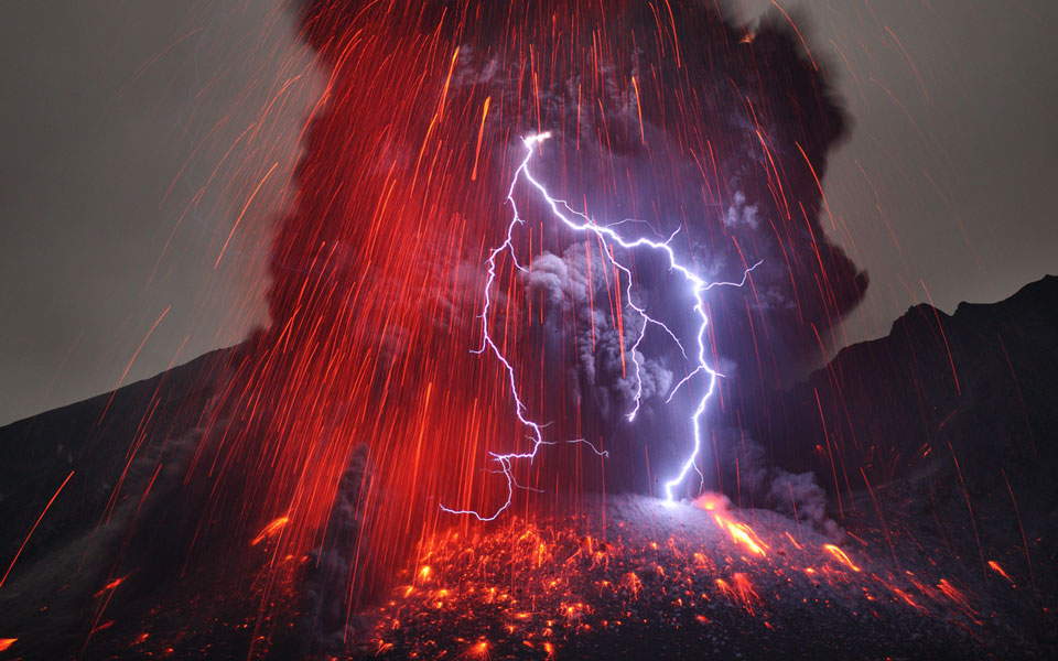 Eclairs au sommet du Sakurajima