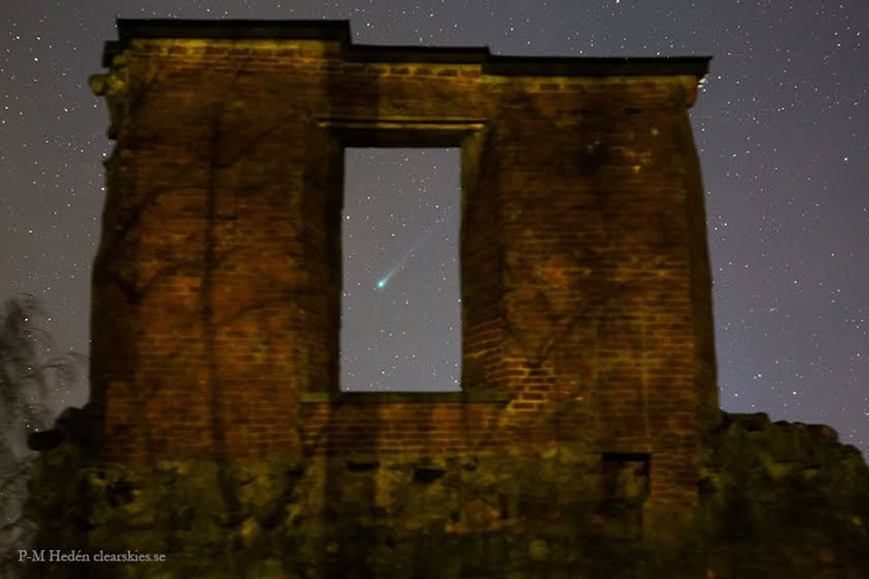 La comète Lovejoy dans les ruines du château de Mörby