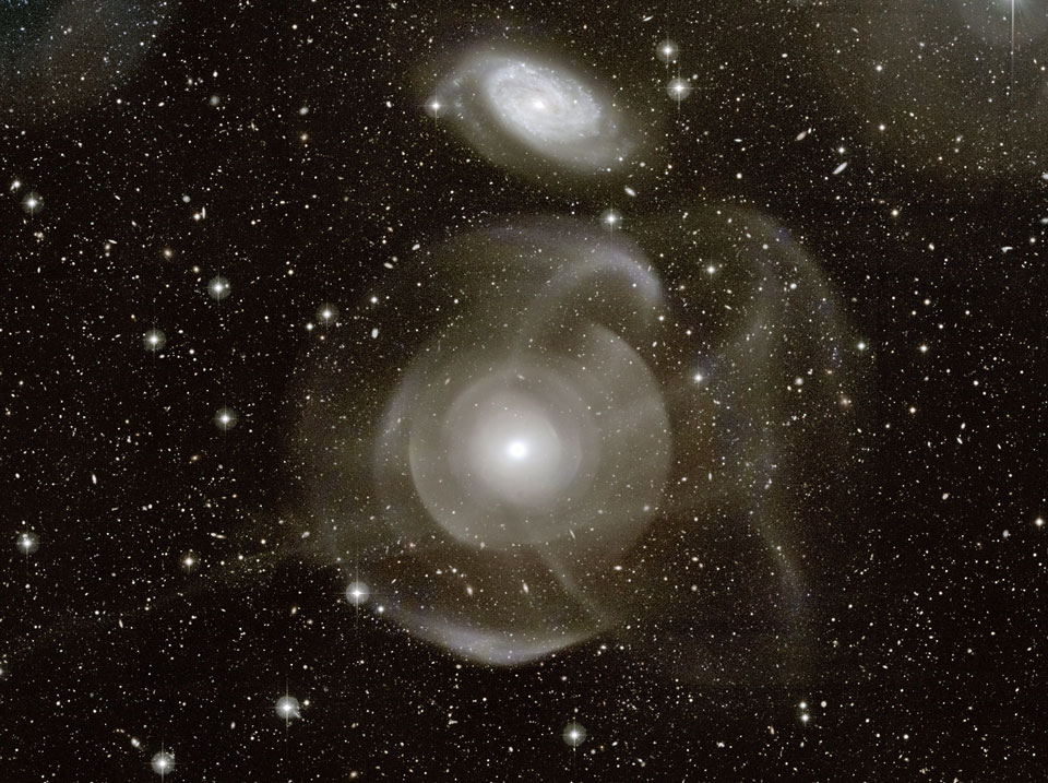 Courants d\'étoiles autour de NGC 474