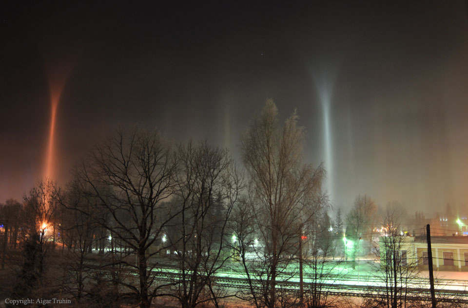 Insolites piliers de lumière au-dessus de la Lettonie
