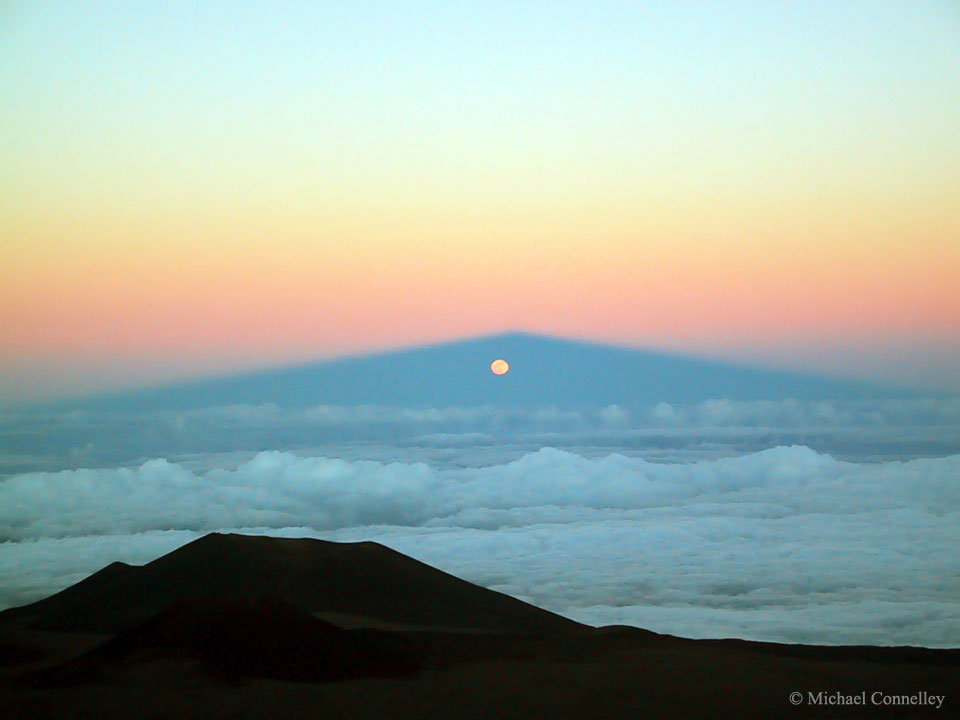 Lever de Lune à travers l\'ombre du Mauna Kea