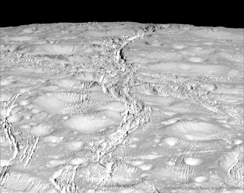 Fractures au pôle Nord d\'Encelade