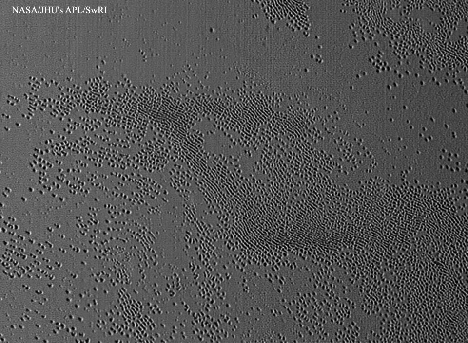 Surface grêlée sur Pluton