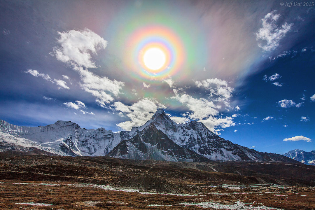 Soleil couronné sur l\'Himalaya