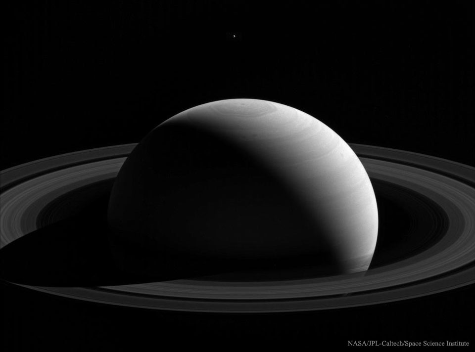 Derrière Saturne