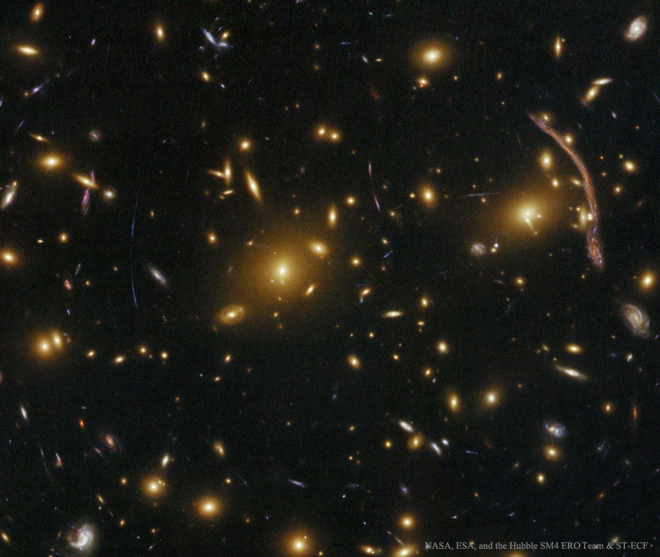 Abell 370, lentilles dans un amas de galaxies