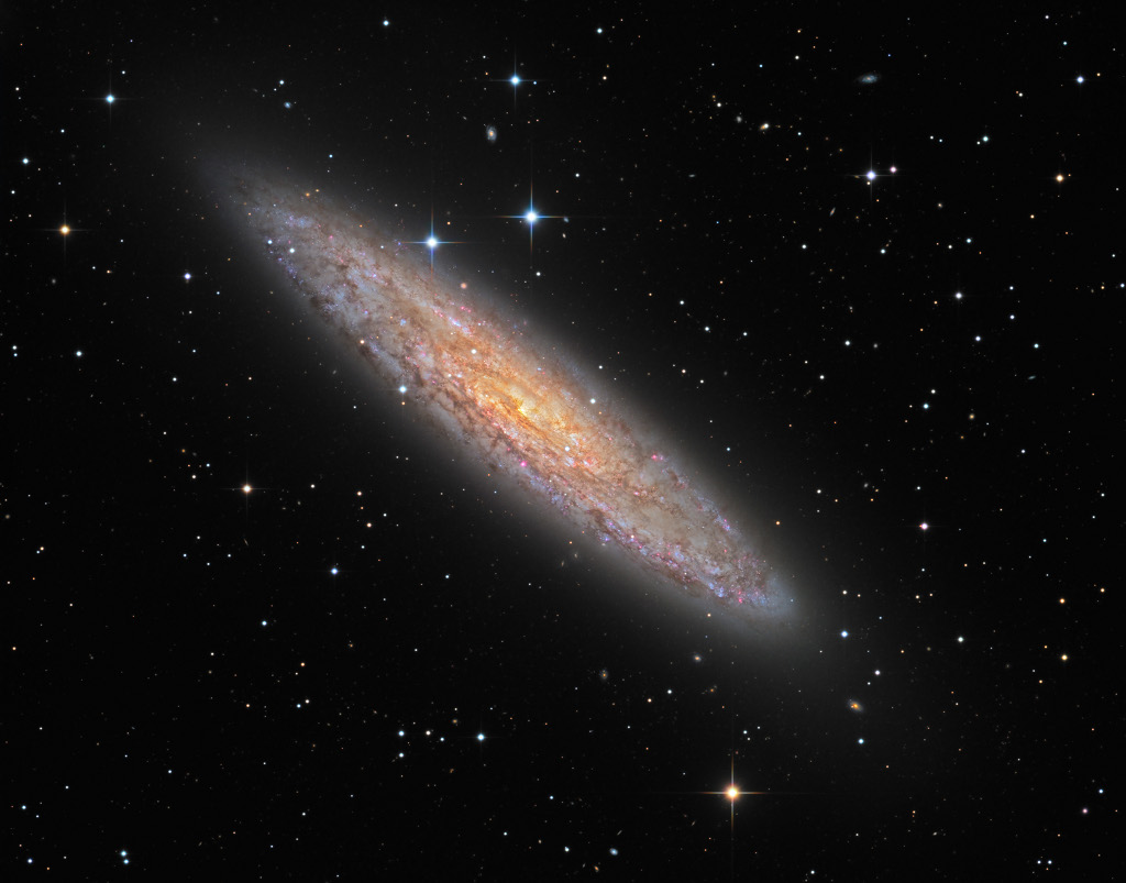 NGC 253, univers-île chargé en poussière