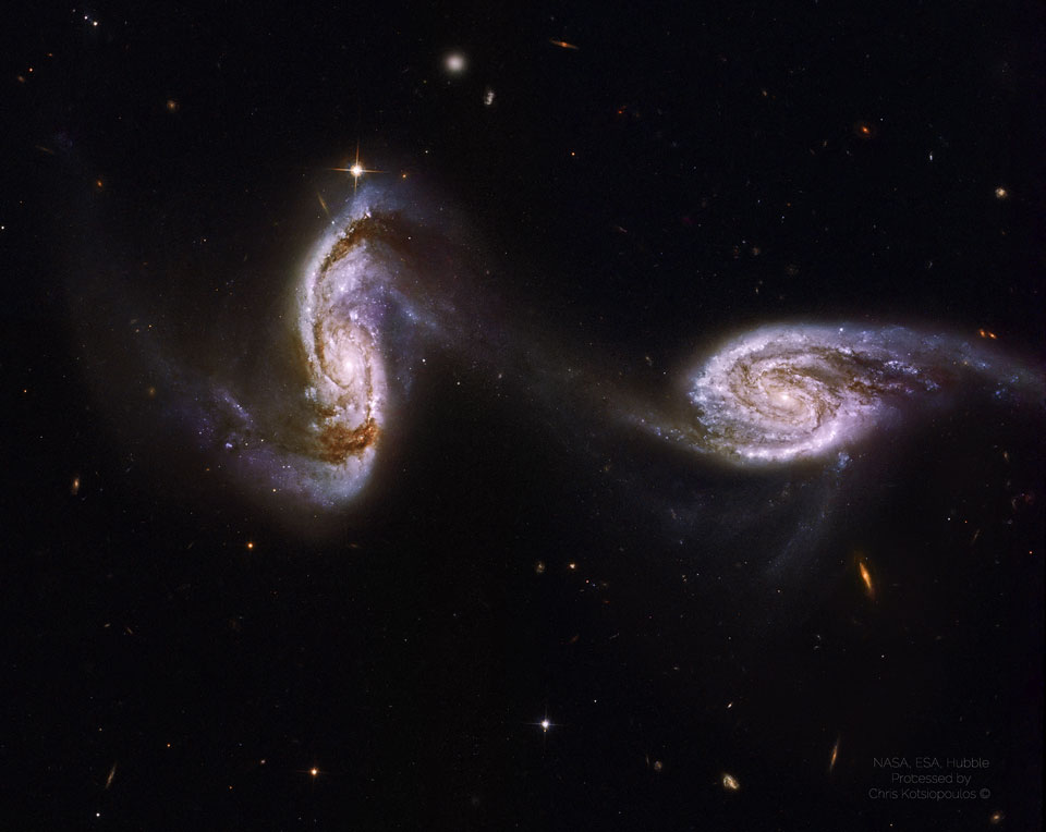 Arp 240 : un pont entre deux galaxies spirales, vu par Hubble