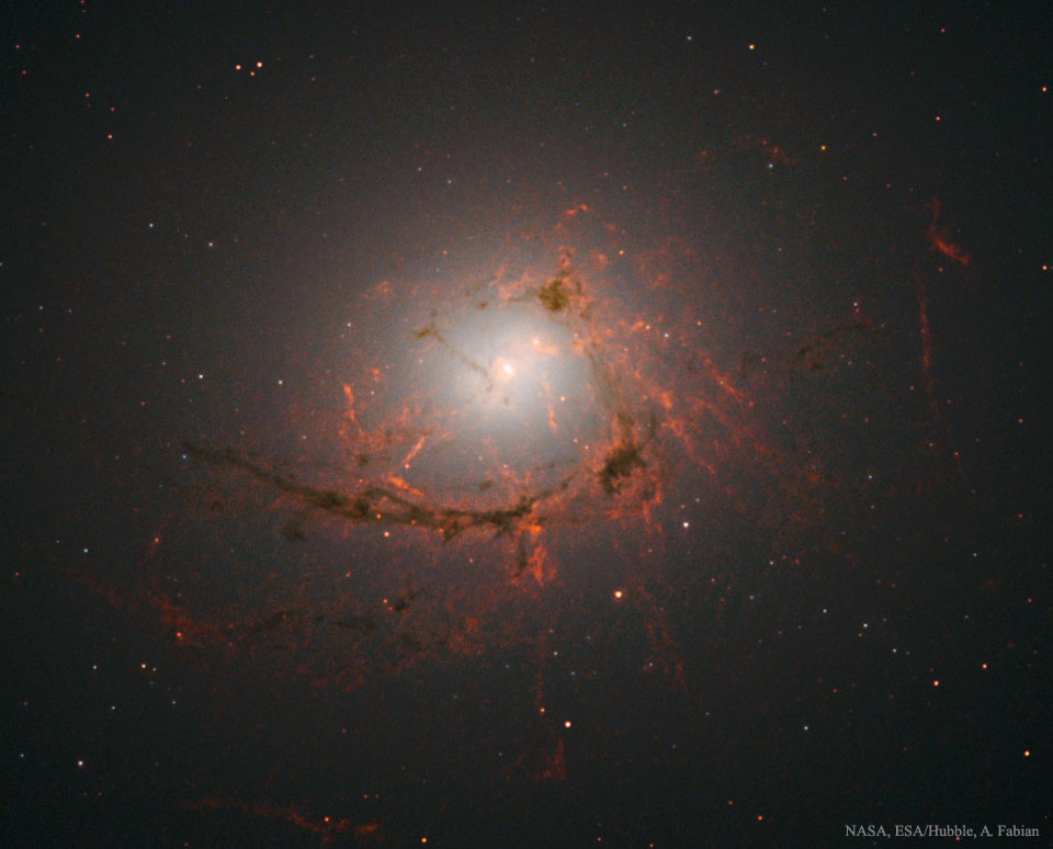 NGC 4696, des filaments autour d\'un trou noir