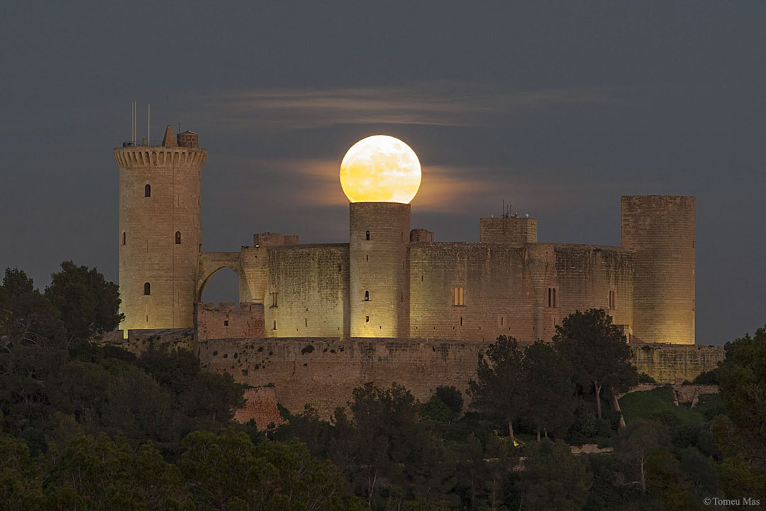 Superlune sur un château en Espagne