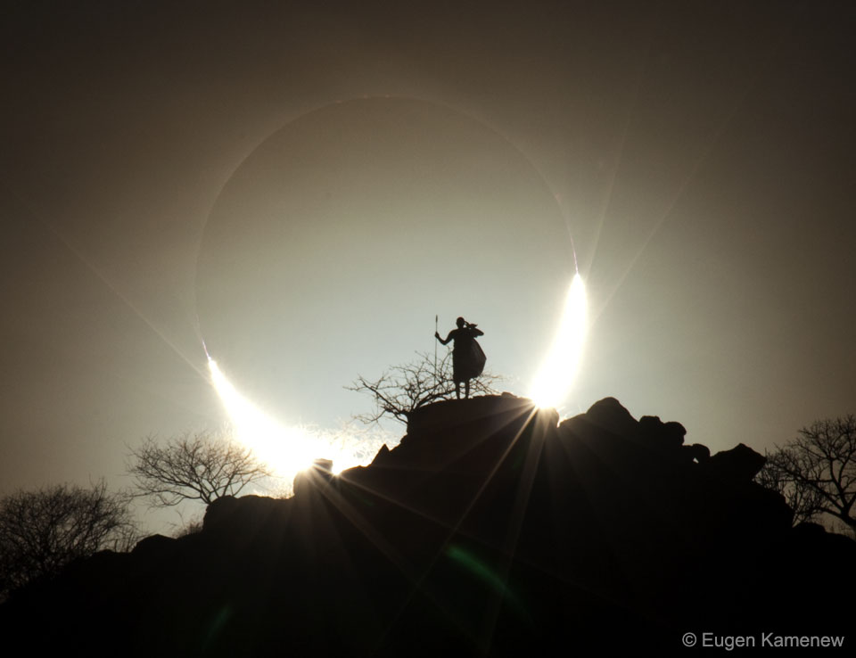 Eclipse solaire hybride sur le Kenya