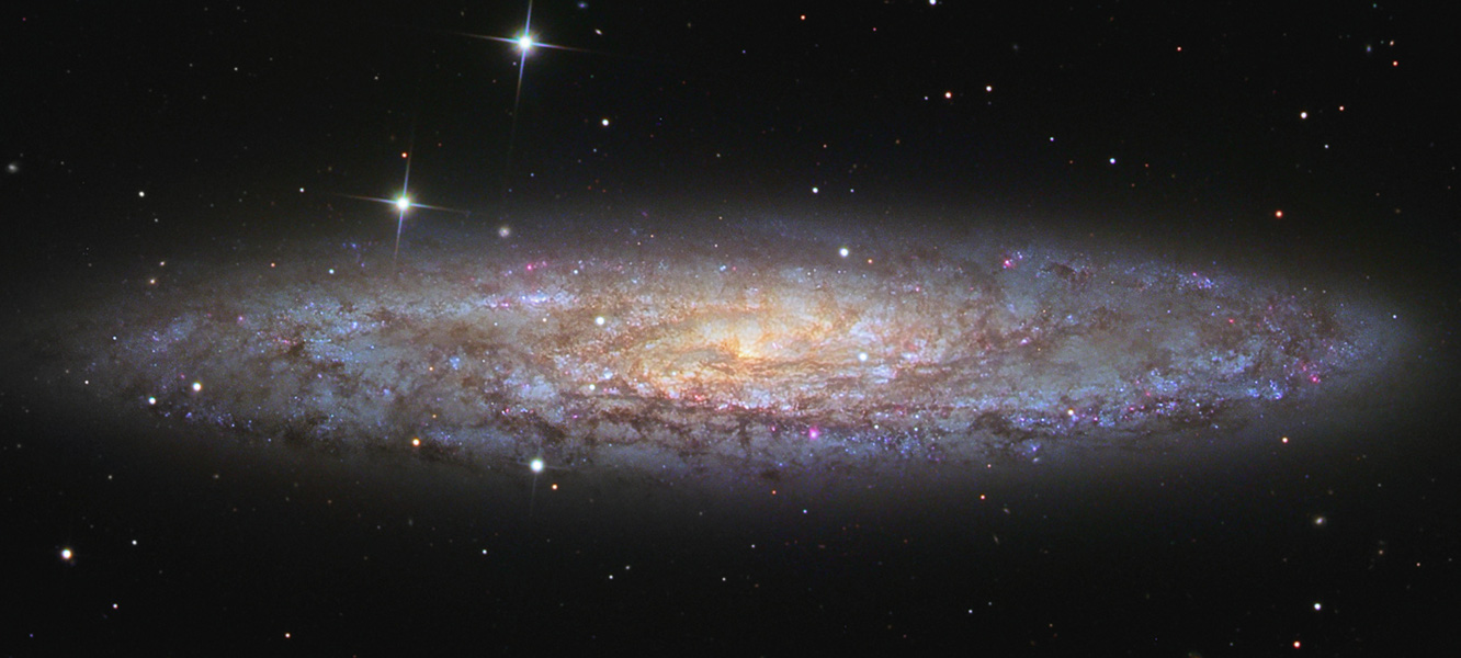 NGC 253, l\'univers-île poussiéreuse