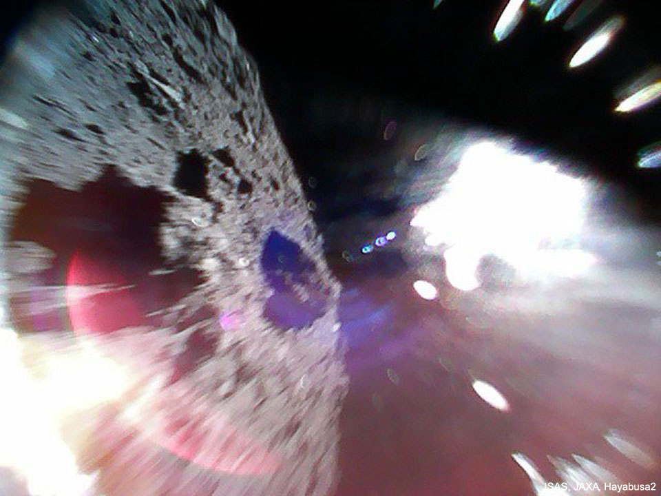 Le Rover 1A sautille sur l\'astéroïde Ryugu - Les rovers 1A et 1B se sont détachés de la sonde Hayabusa-2 pour débuter leur mission d\'exploration du sol de l\'astéroïde Ryugu