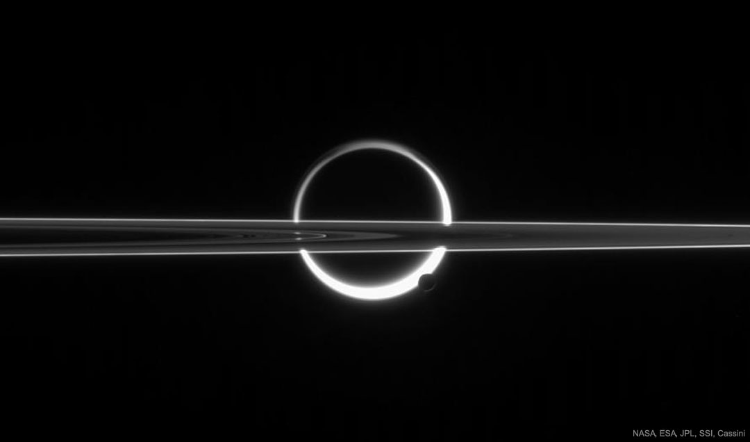 Titan, Encelade et les anneaux de Saturne