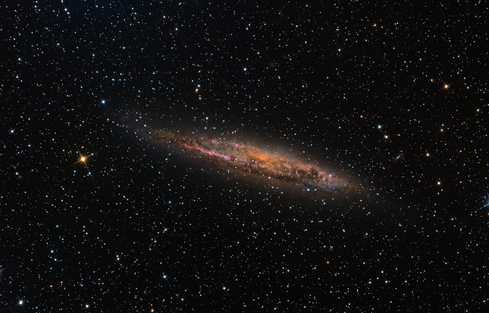 La grande galaxie voisine NGC 4945
