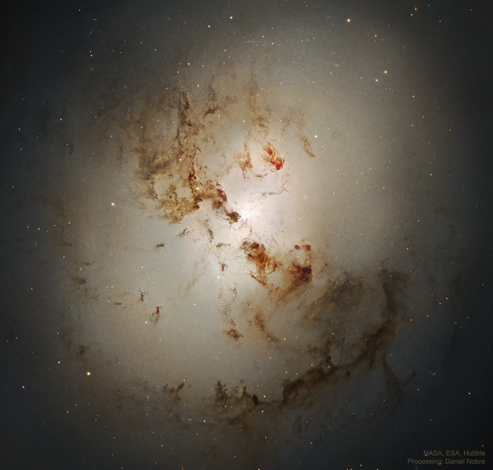 NGC 1316 : après une collision de galaxies