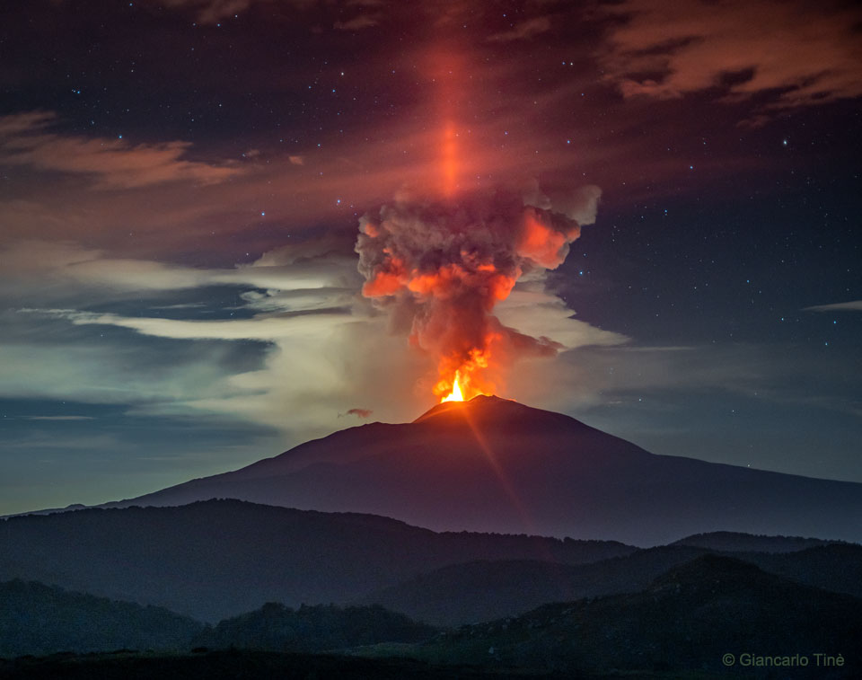 Pilier de lumière sur l\'Etna