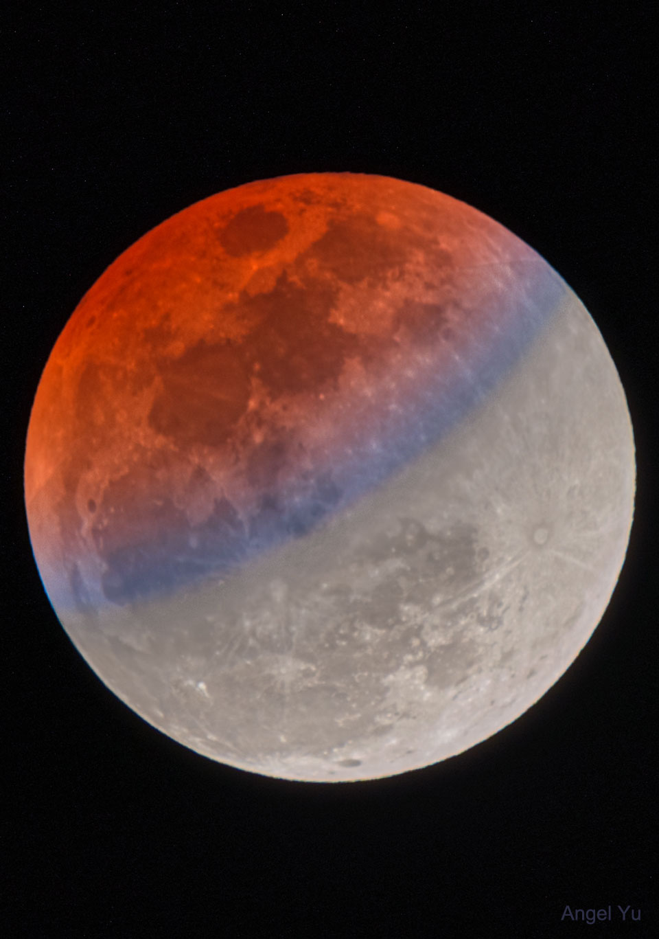 Une lune rouge-bleue-grise