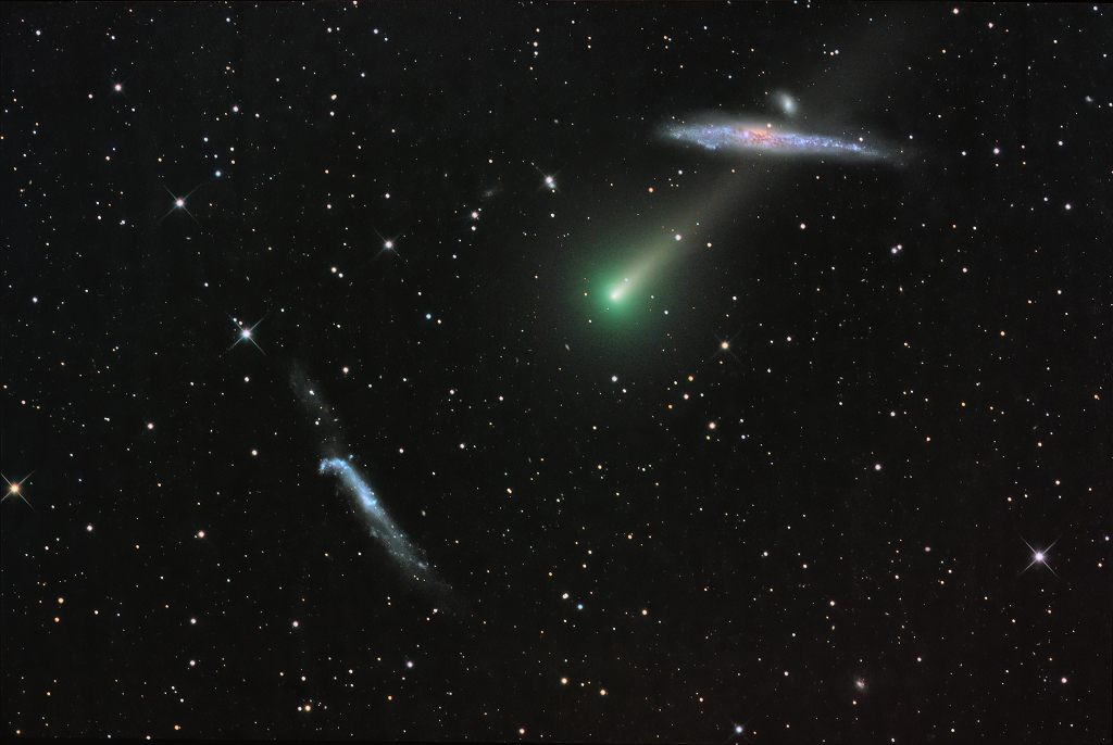 La comète Leonard entre deux galaxies - Balayant le ciel de l\'hémisphère Nord avant l\'aube du 24 novembre, la comète Leonard (C/2021 A1) a été immortalisée entre deux galaxies.