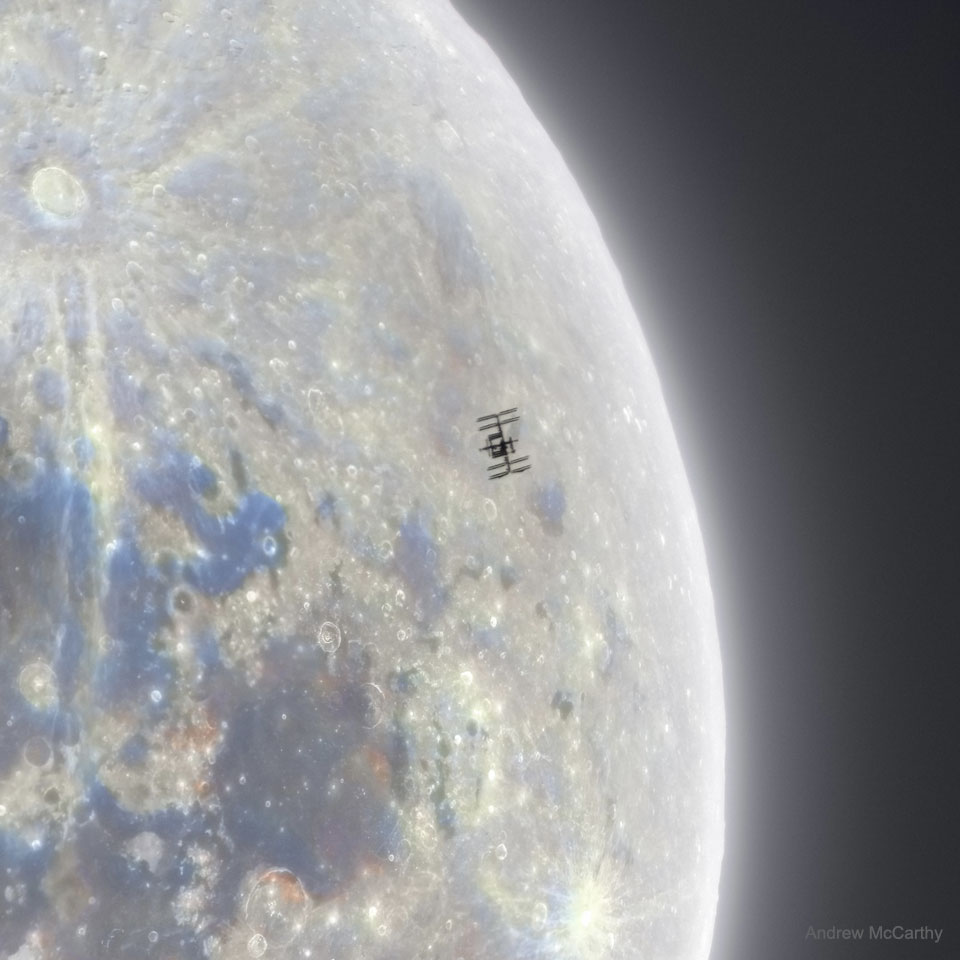 Silhouette de Station spatiale devant la Lune