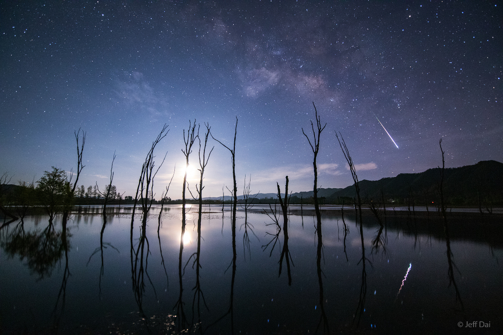 La Lyride du lac - Aux premières heures du 24 avril, cette brillante étoile filante de l\'essaim des Lyrides a scintillé le long de la Voie lactée.