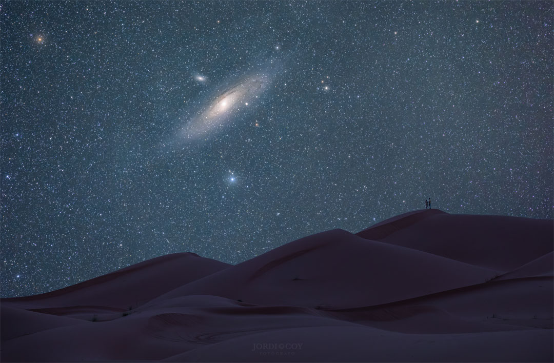 La galaxie d\'Andromède sur le désert du Sahara