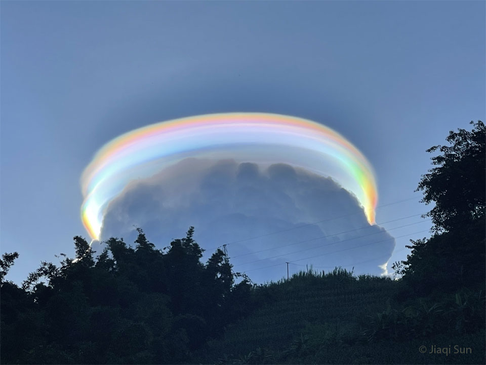 Un nuage pileus iridescent en Chine
