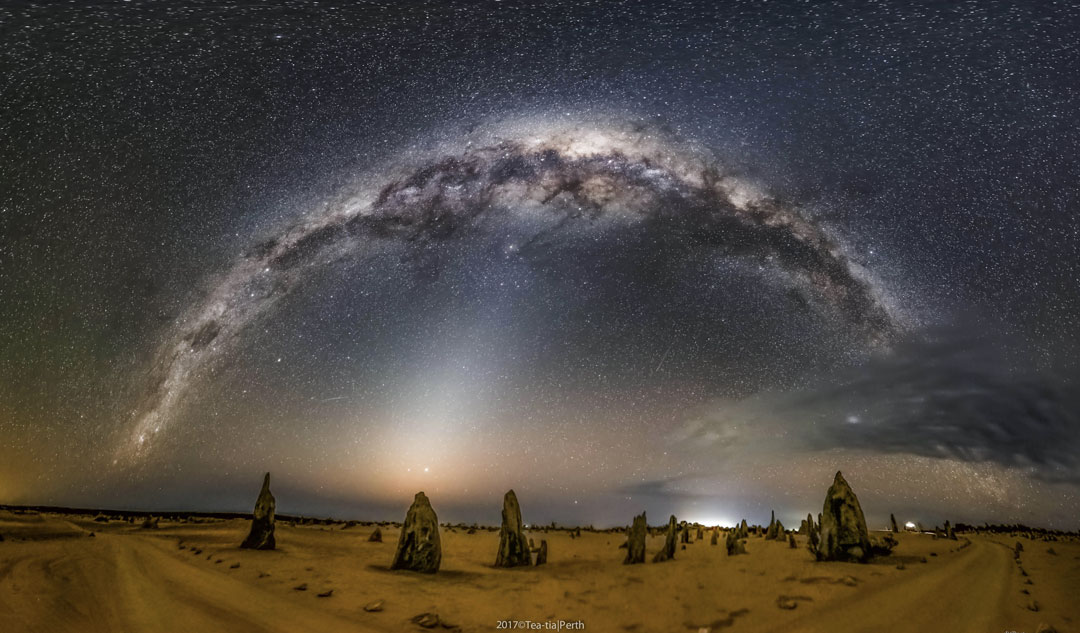 Voie lactée et lumière zodiacale sur l\'Australie