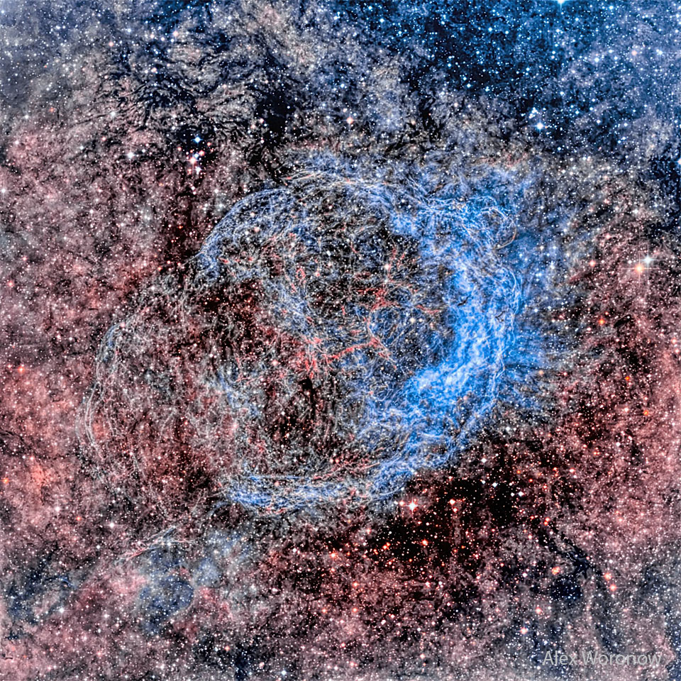La nébuleuse asymétrique autour de l\'étoile Wolf-Rayet 18