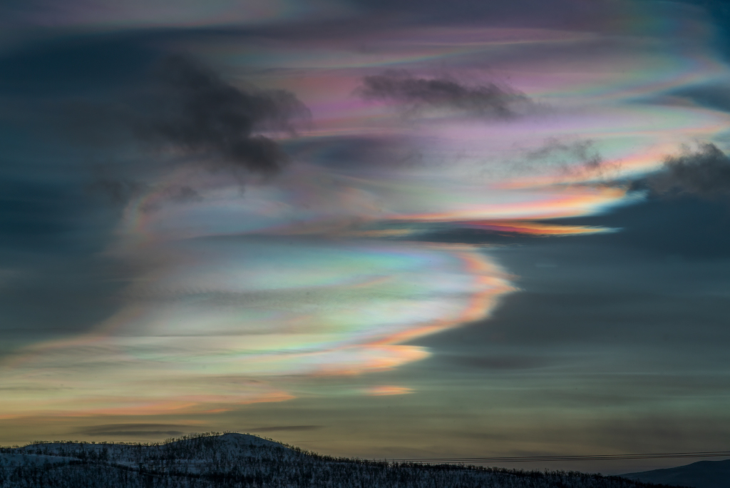 Nuages iridescents au-dessus de la Laponie