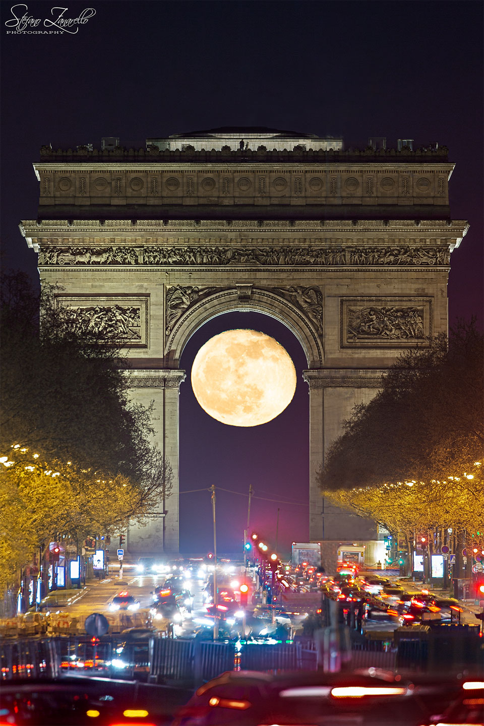 La Lune à travers l\'Arc de Triomphe