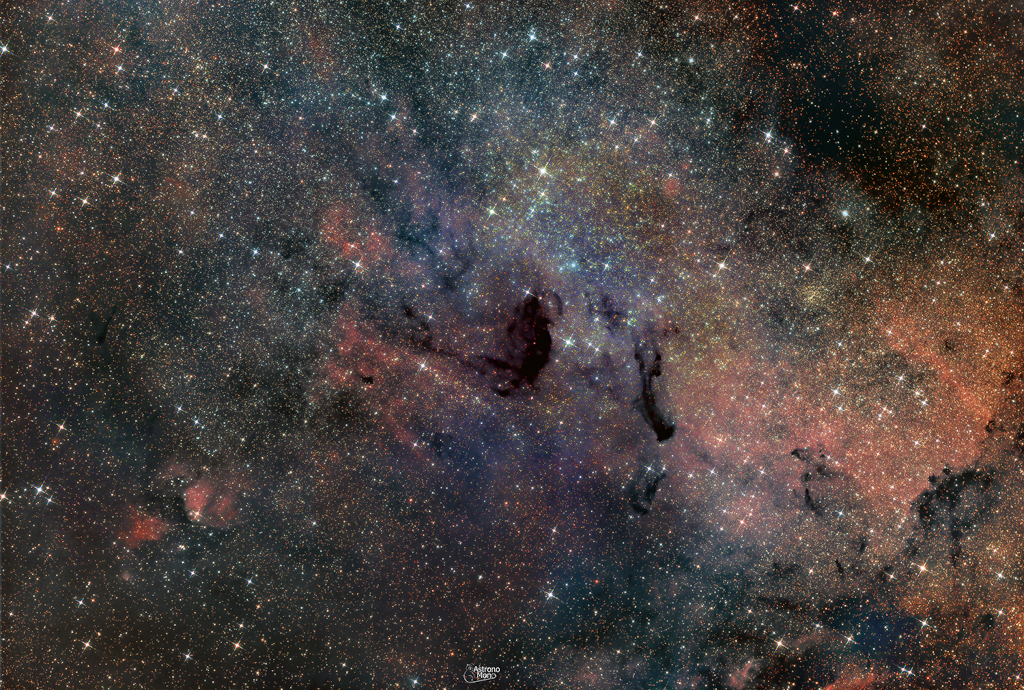 Messier 24, trouée d\'étoiles dans la poussière