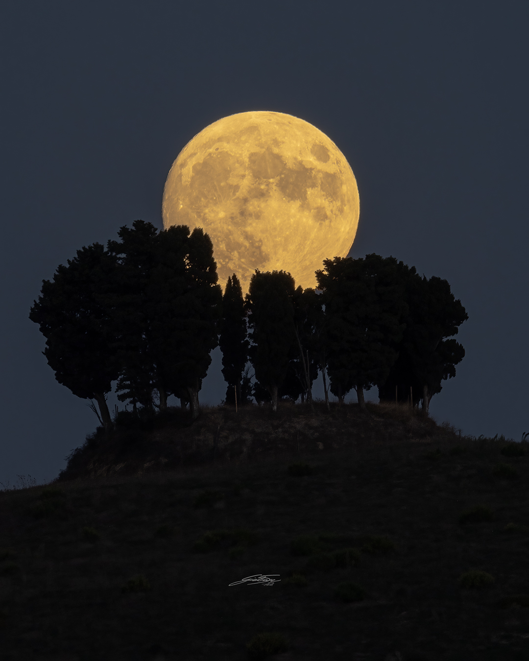 Lune des moissons sur la Toscane