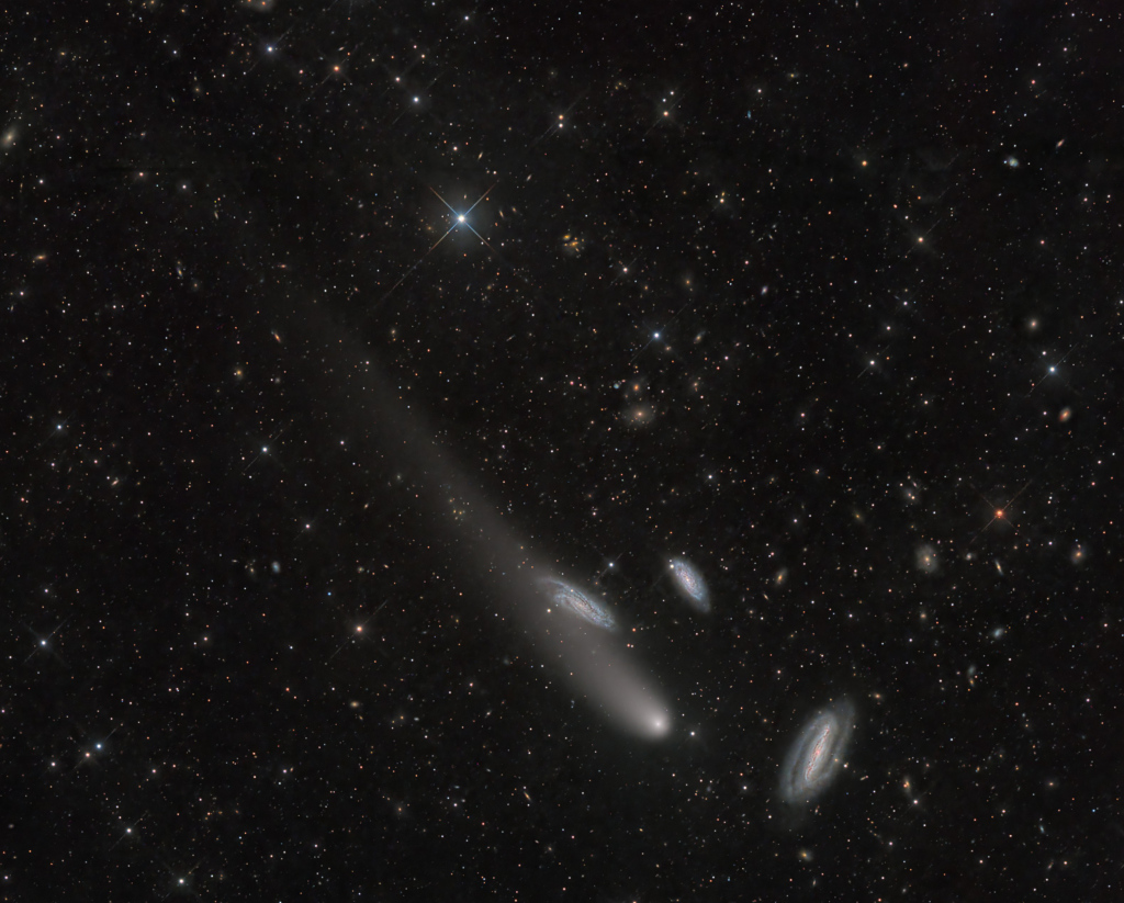 Trois galaxies et une comète