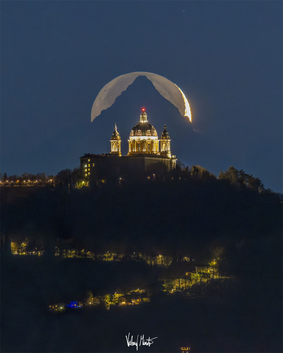 La Lune derrière le mont Viso
