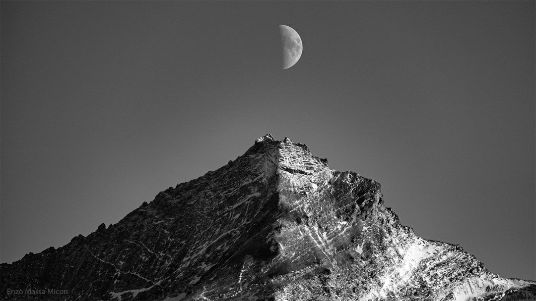 Ombres sur la montagne et la Lune