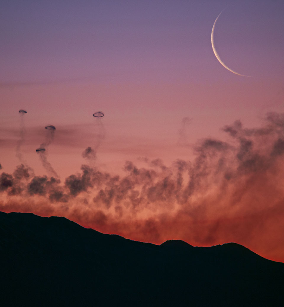 Croissant de Lune sur les ronds de fumée de l\'Etna