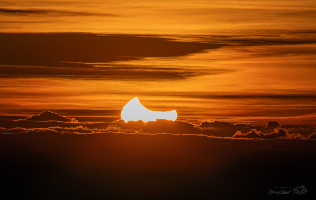 Éclipse au lever du Soleil