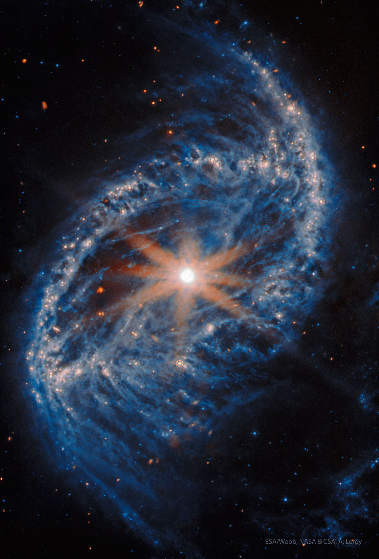 La galaxie spirale NGC 2566 par le JWST