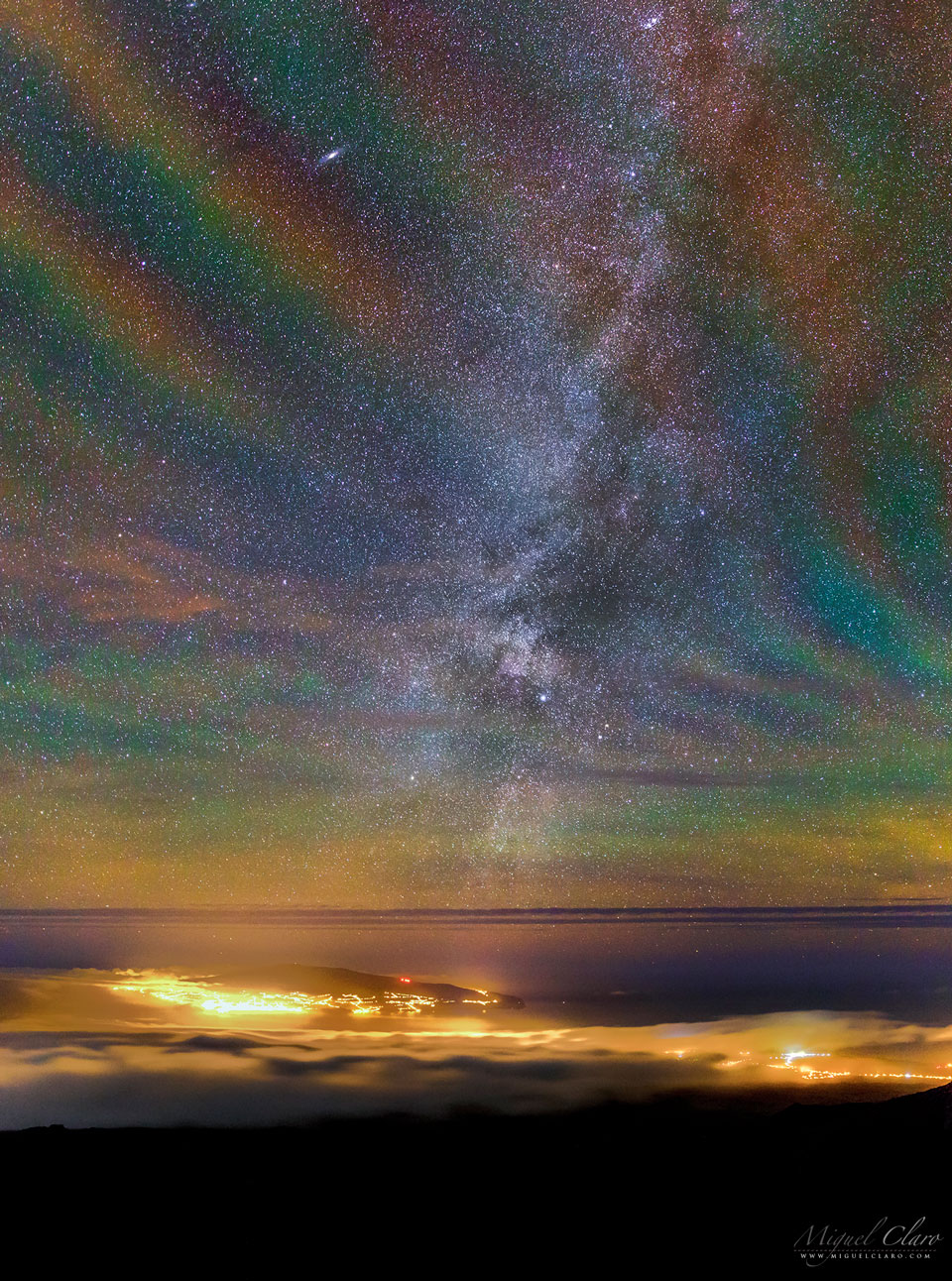 Luminescence du ciel nocturne arc-en-ciel sur les Açores