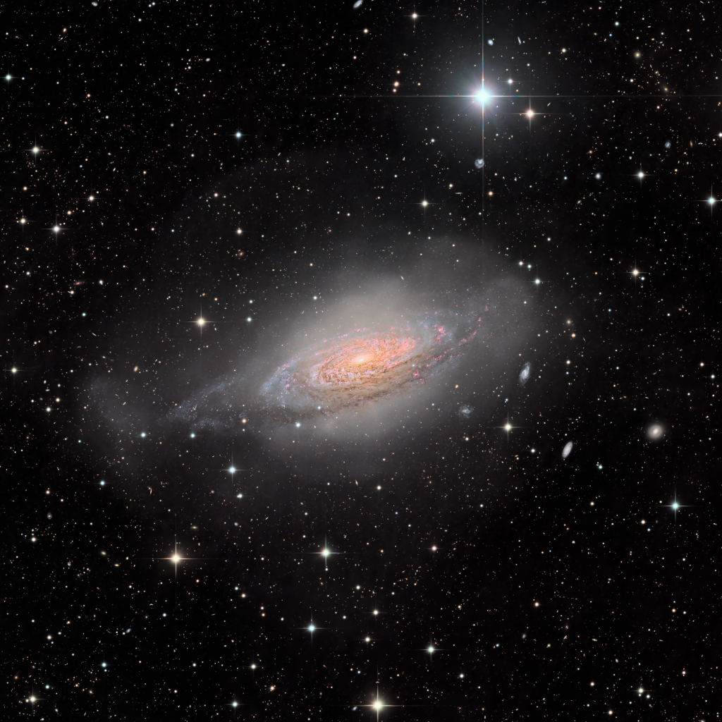 NGC 3521, galaxie bulleuse