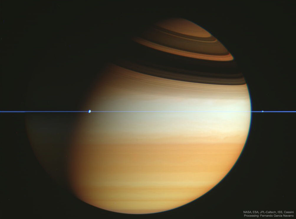 En traversant le plan des anneaux de Saturne